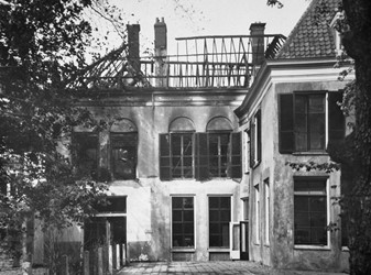 <p>Omstreeks 1943 gingen de kappen van het hoofdhuis in vlammen op, mogelijk het resultaat van brandstichting door het Arnhemse verzet. Foto uit 1943 van het huis vanaf het achtererf, met rechts het achterhuis (beeldbank Gelders Archief). </p>
